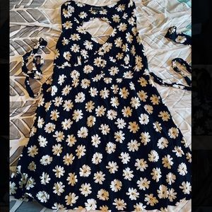 Forever 21 | Keyhole Daisy Dress | 1X | Black
